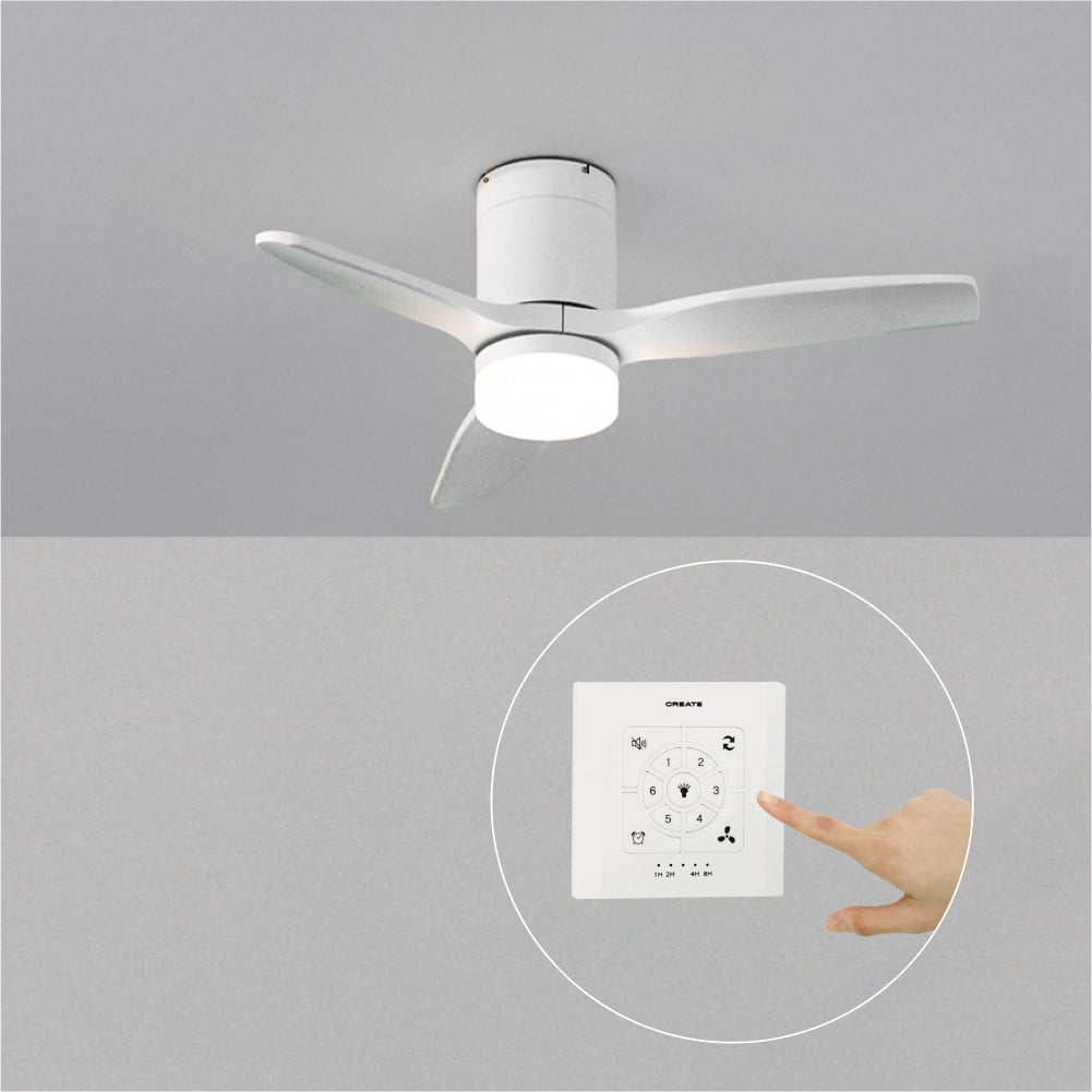 Ventilador de techo blanco con luz y mando a distancia, al que apunta un dedo.