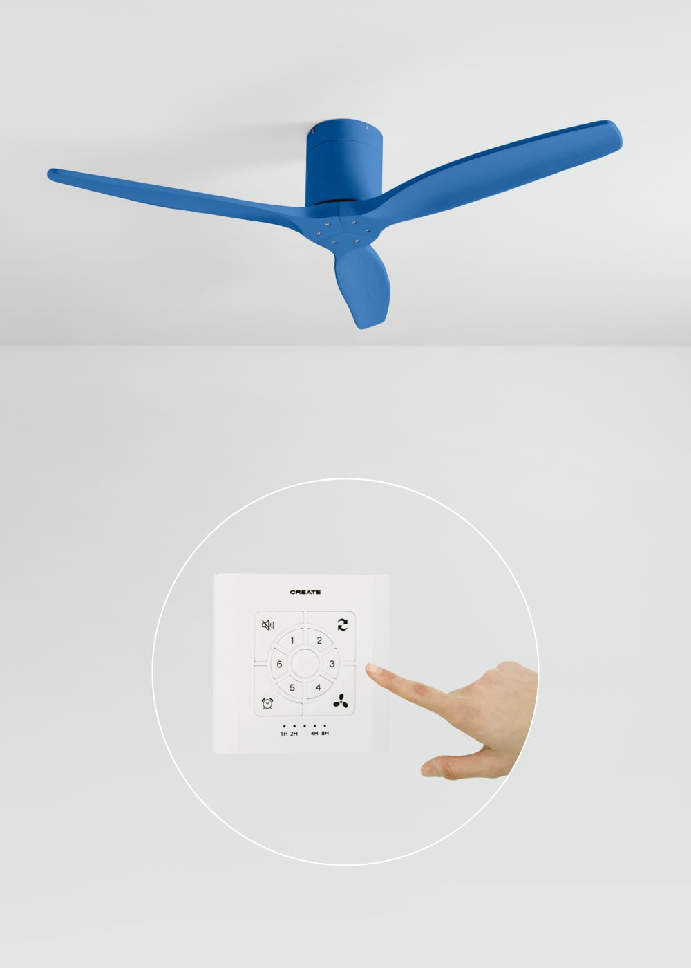Un ventilador de techo azul de tres aspas. Una mano toca un panel de control remoto.