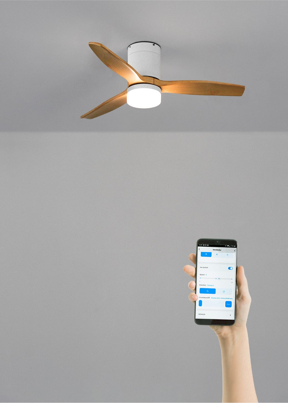 Un ventilador de techo con aspas de madera y luz sobre un smartphone.
