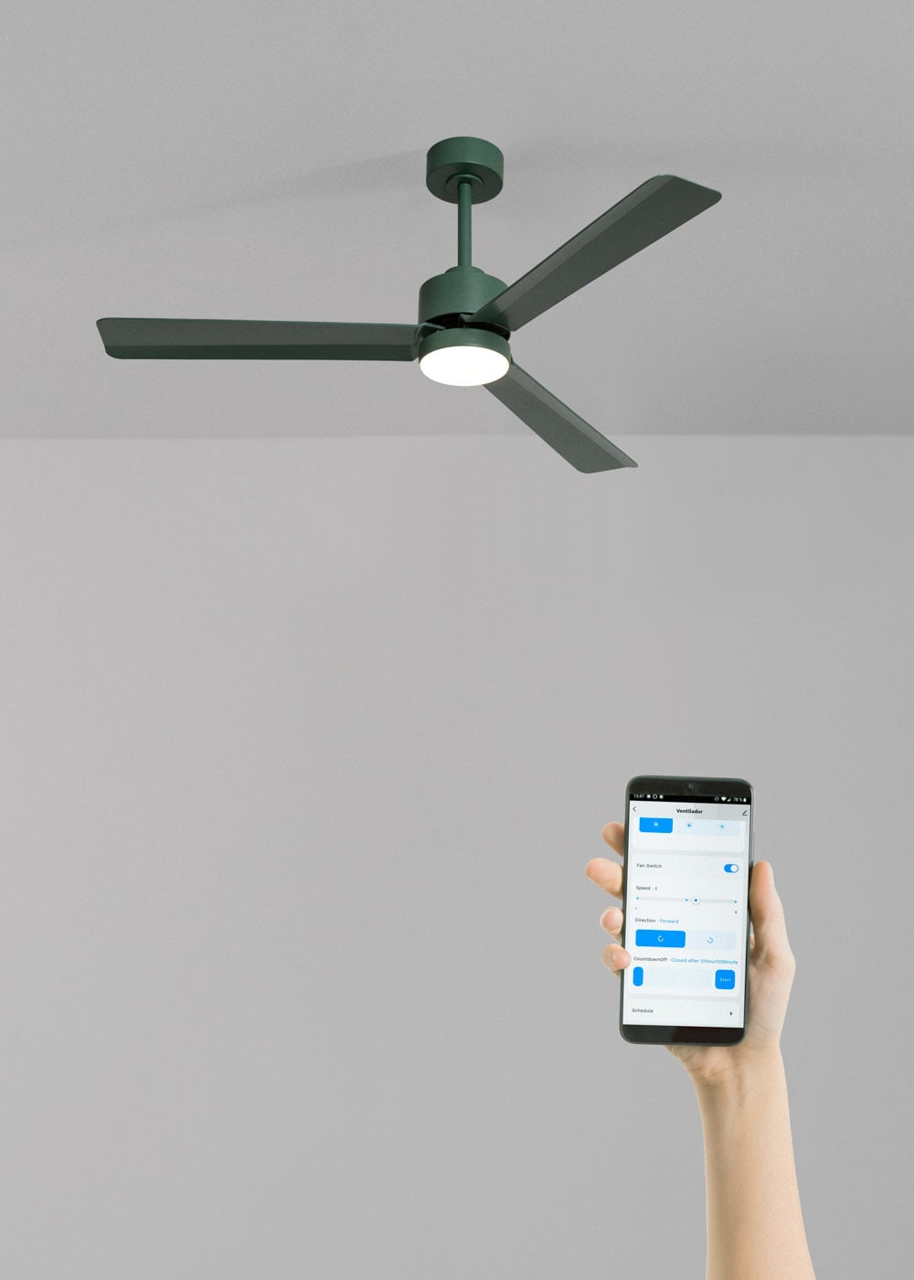 Un ventilador de techo verde con luz es controlado por una app móvil.