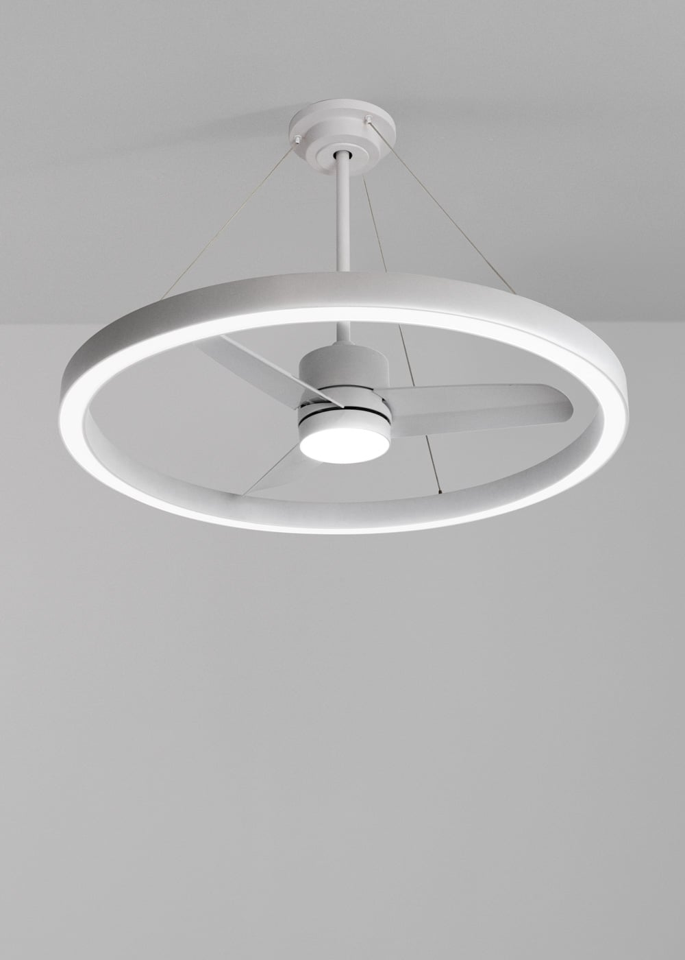 Una lámpara de techo blanca con ventilador y luz anular cuelga del techo.