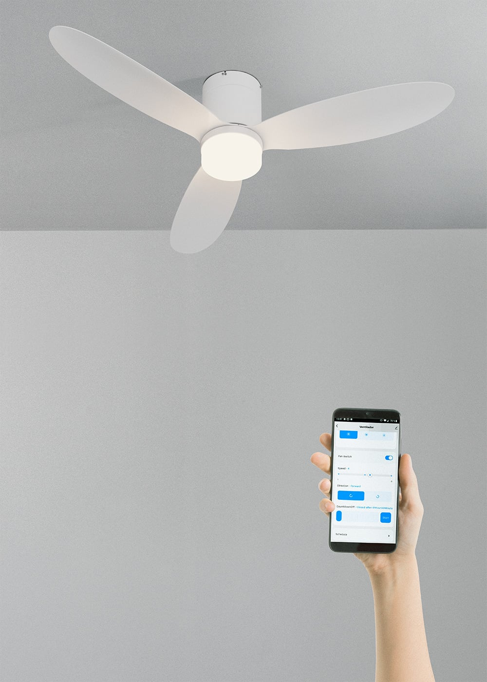 Un ventilador de techo blanco con luz se controla mediante una aplicación móvil.