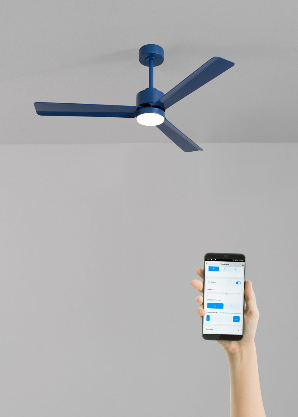 Un ventilador de techo azul con luz se controla mediante una aplicación de smartphone.