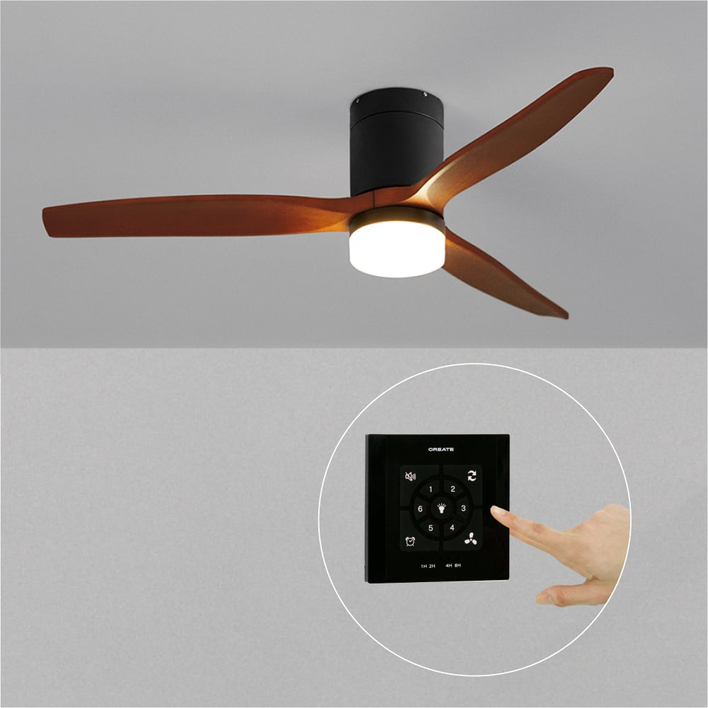 Ventilador de techo con aspas de madera y un control remoto señalado.