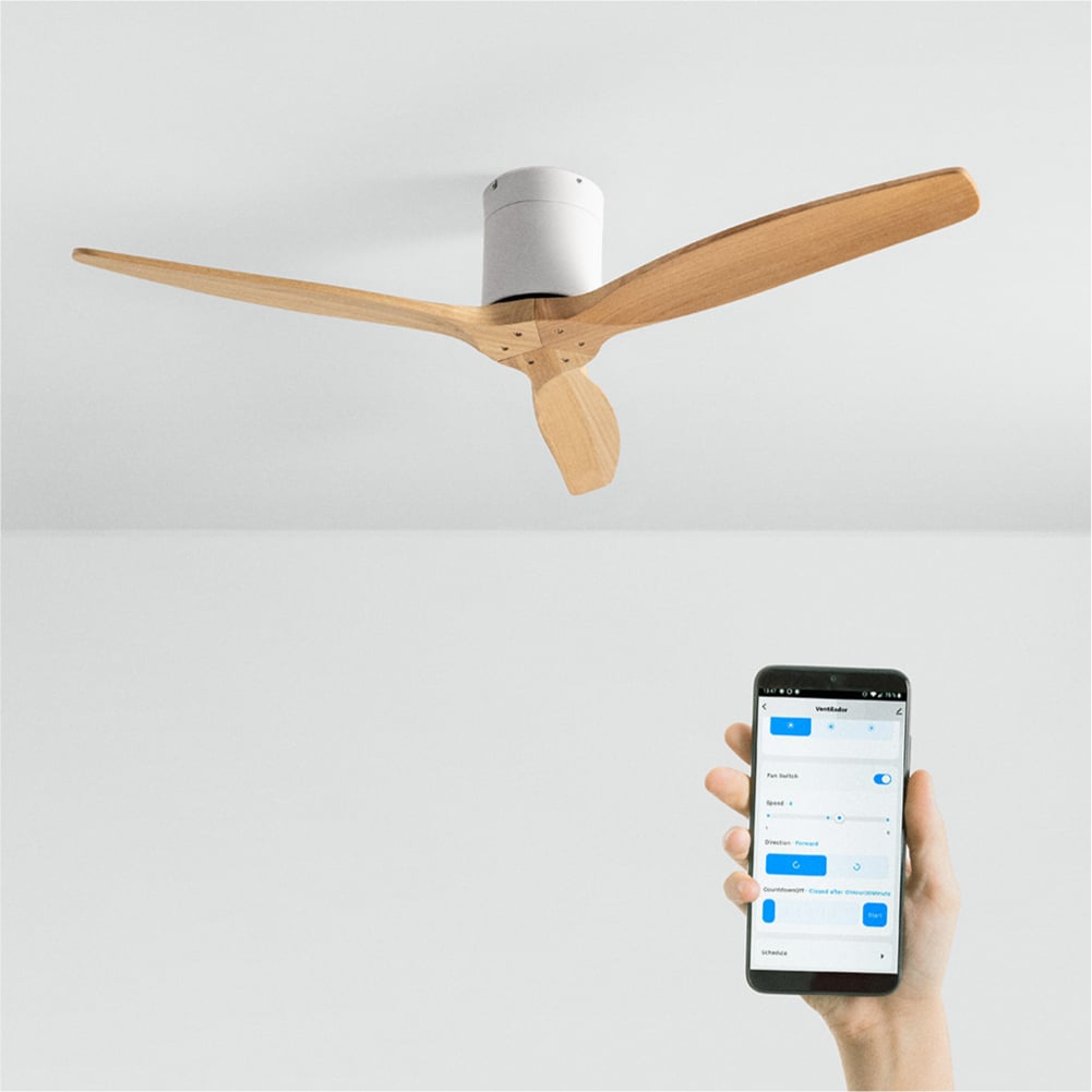 Un ventilador de techo con aspas de madera y un smartphone para control.