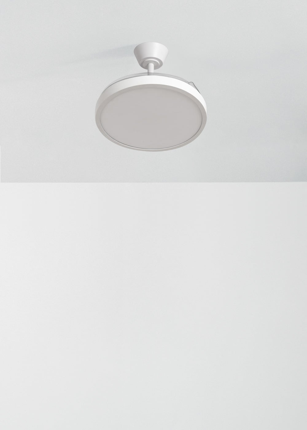 Una luz de techo blanca con función de ventilador e iluminación integrada.