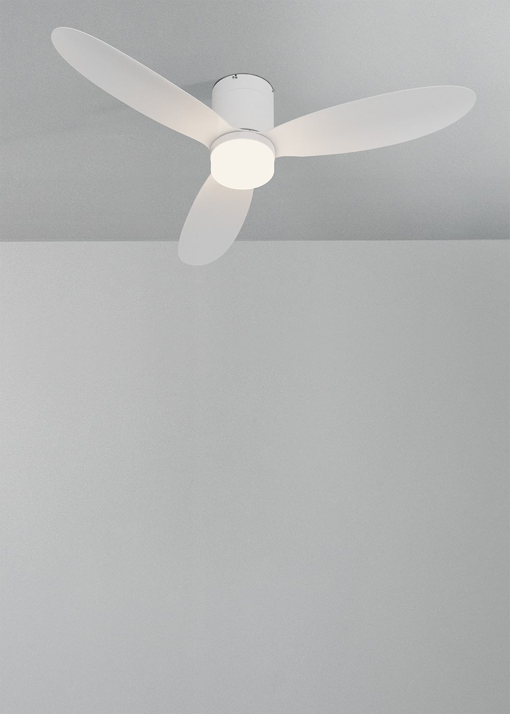 Un ventilador de techo blanco moderno con tres aspas y luz integrada.