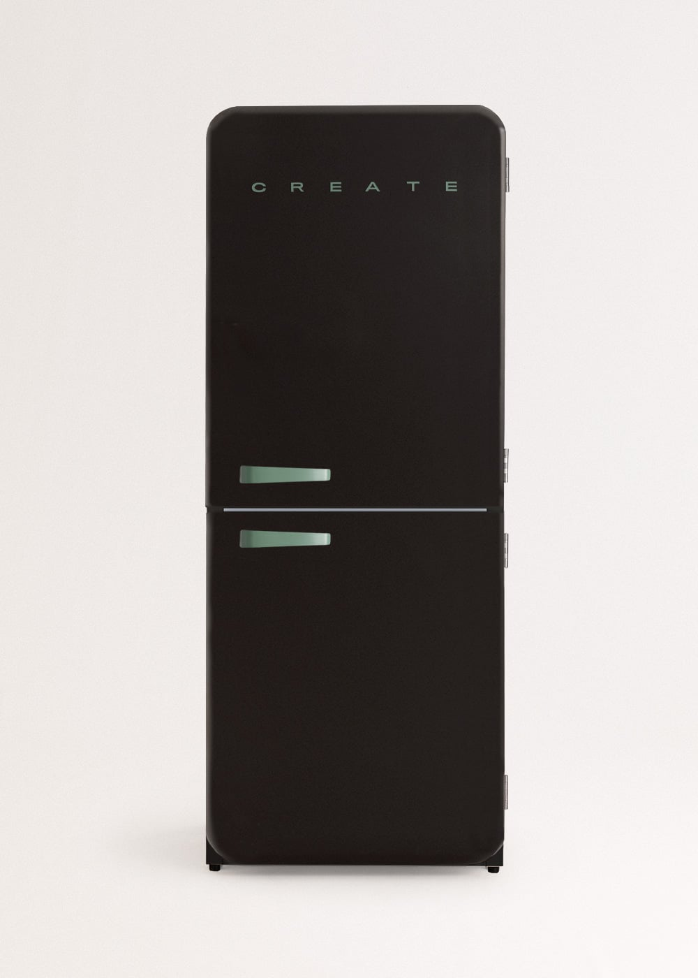 Refrigerador negro con texto "CREATE" y dos tiradores verde claro.