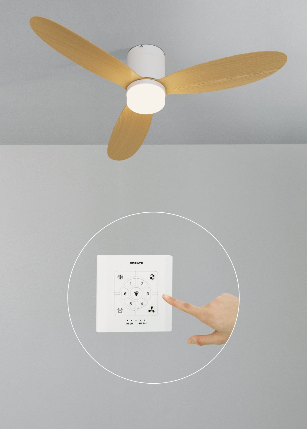 Se muestra un ventilador de techo con aspas de madera y un mando a distancia blanco.