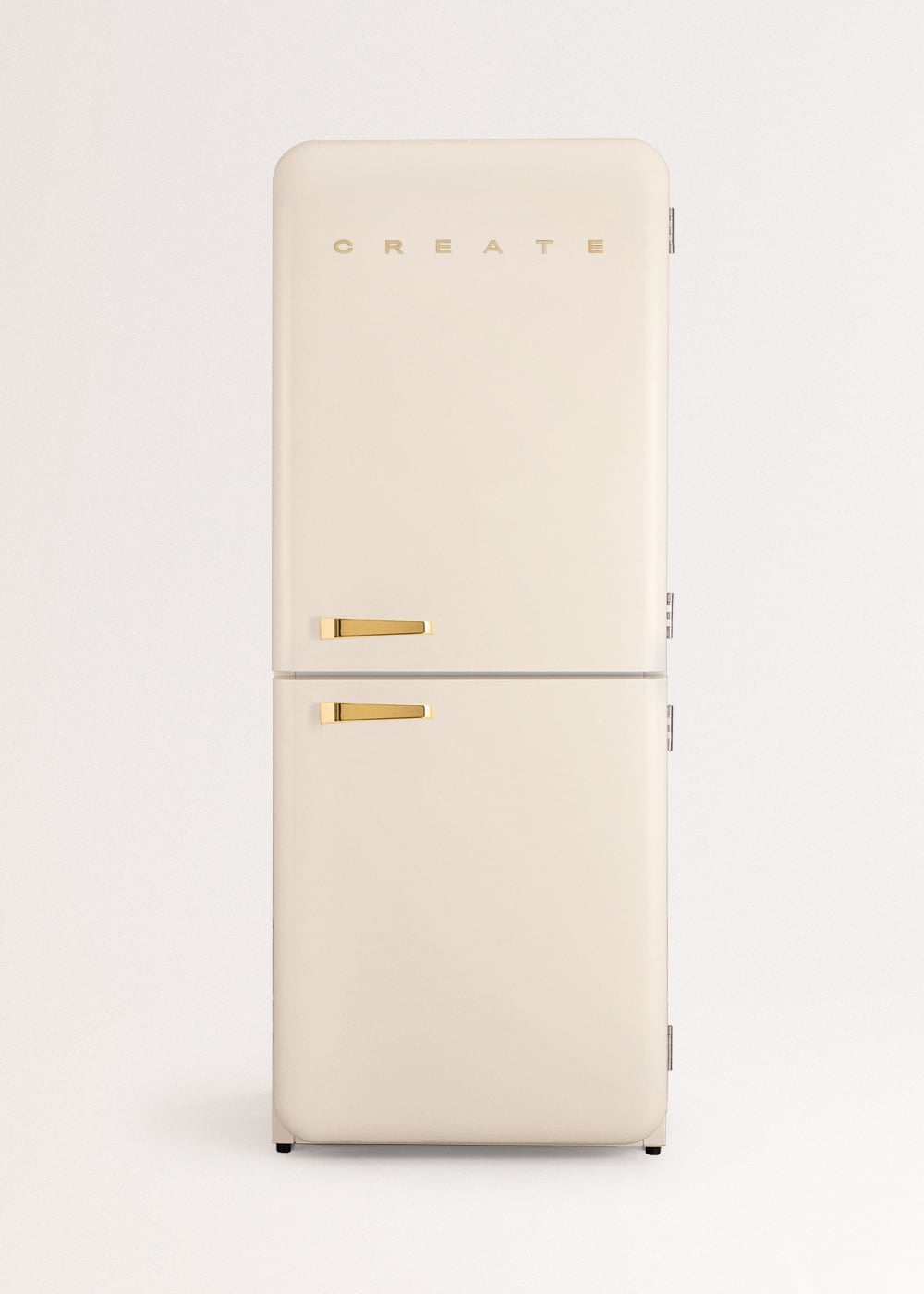 Un refrigerador color crema con tiradores dorados y la palabra CREATE.