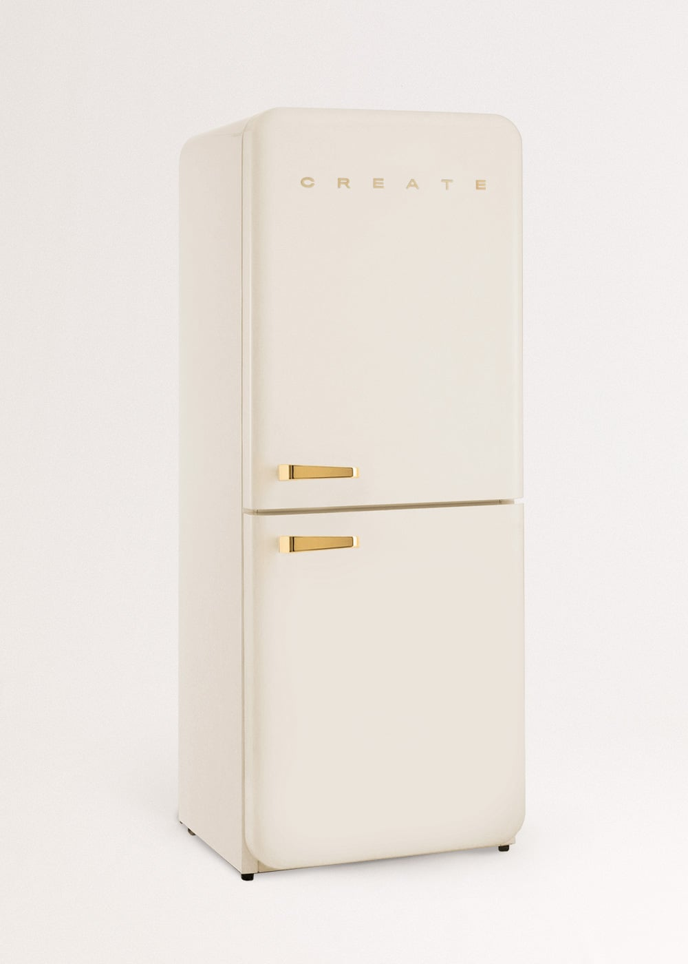 Un refrigerador color crema con tiradores dorados y la palabra 'CREATE' arriba.