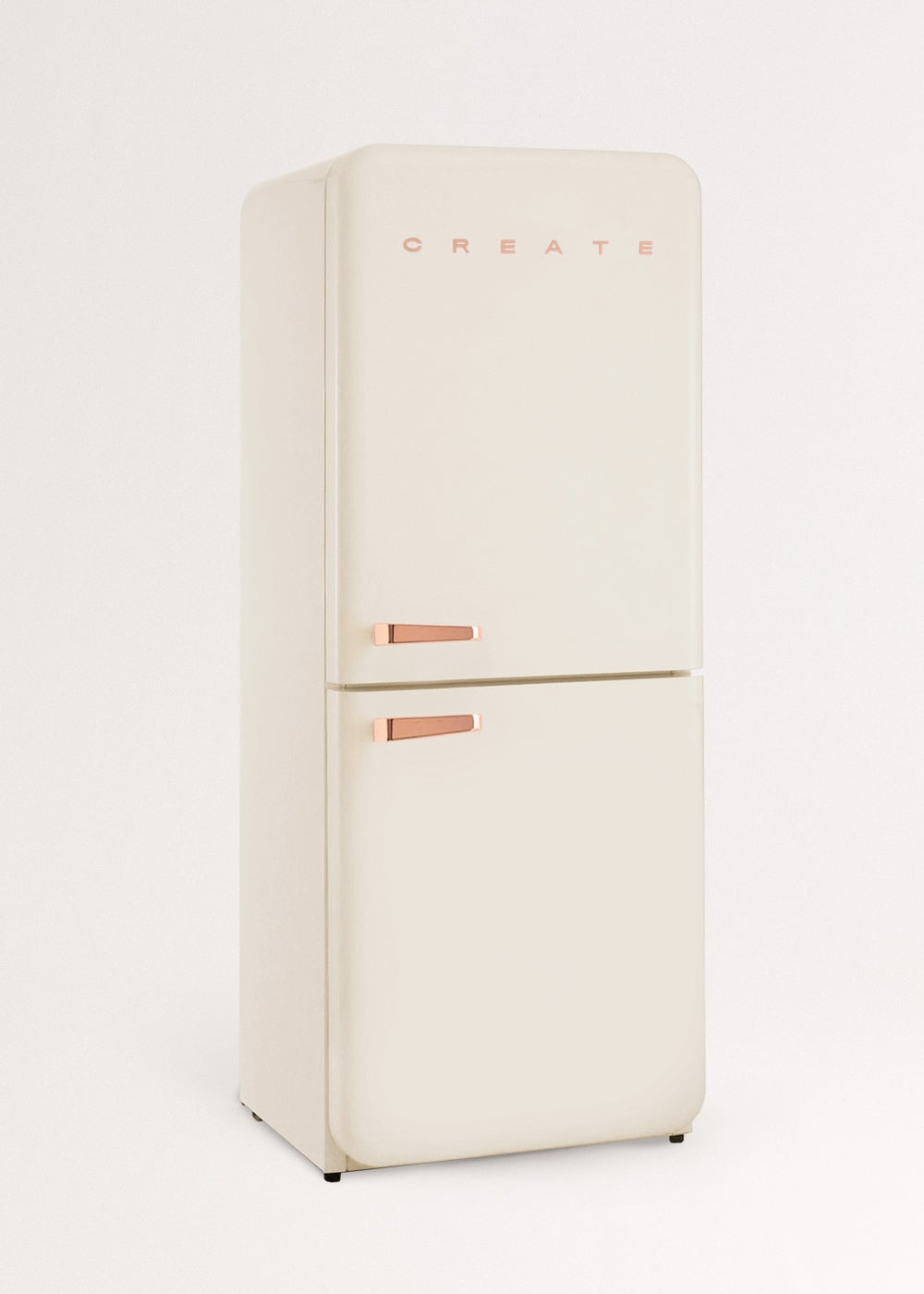 Un refrigerador color crema con tiradores de cobre y la palabra CREATE arriba.