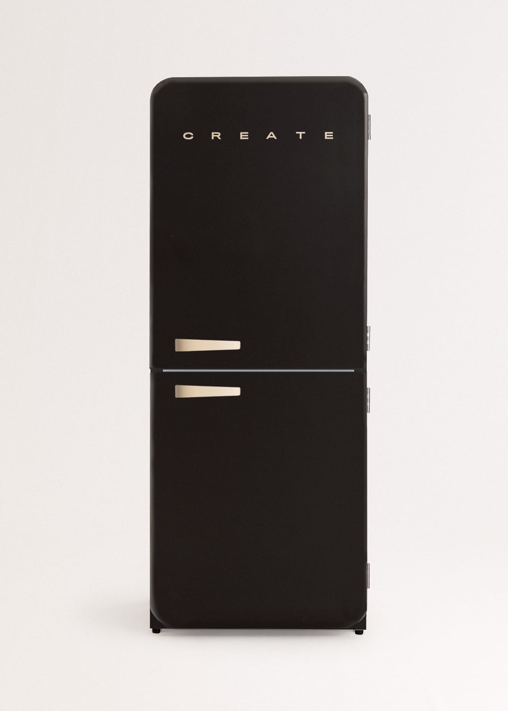 Refrigerador negro con tiradores dorados y la palabra CREATE.