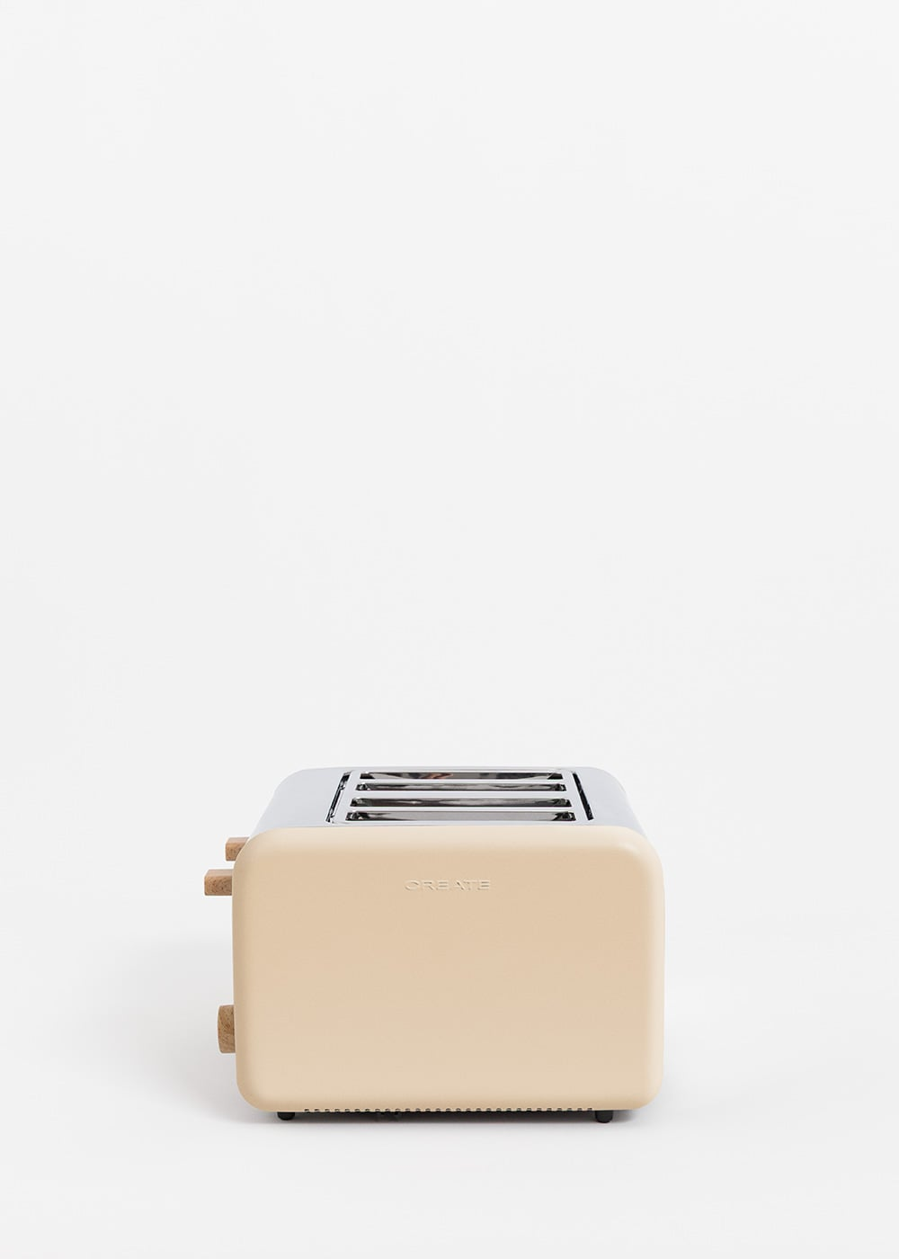 Una tostadora beige con detalles de madera y parte superior cromada sobre fondo blanco.