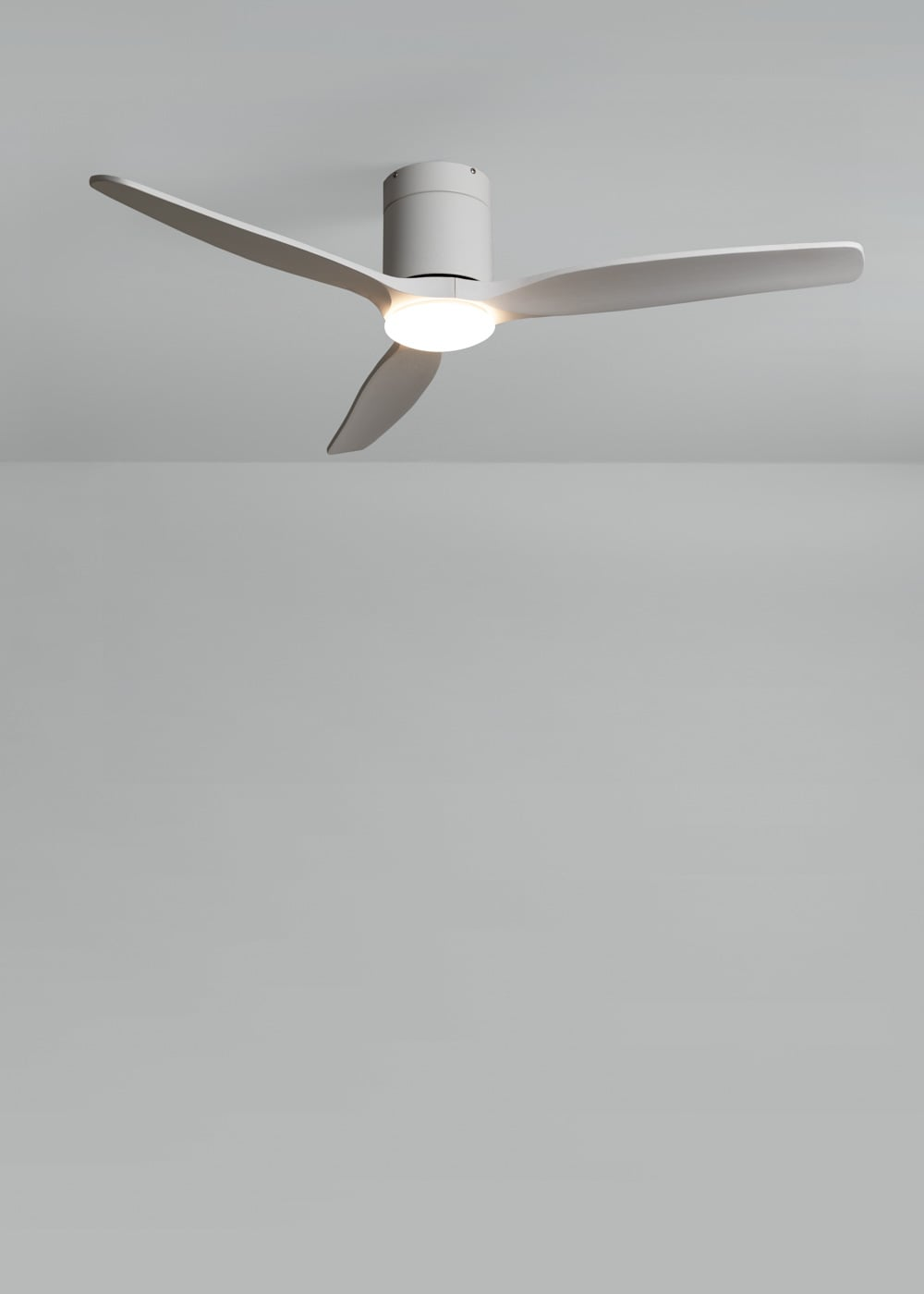 Un moderno ventilador de techo blanco con tres aspas y una luz integrada.