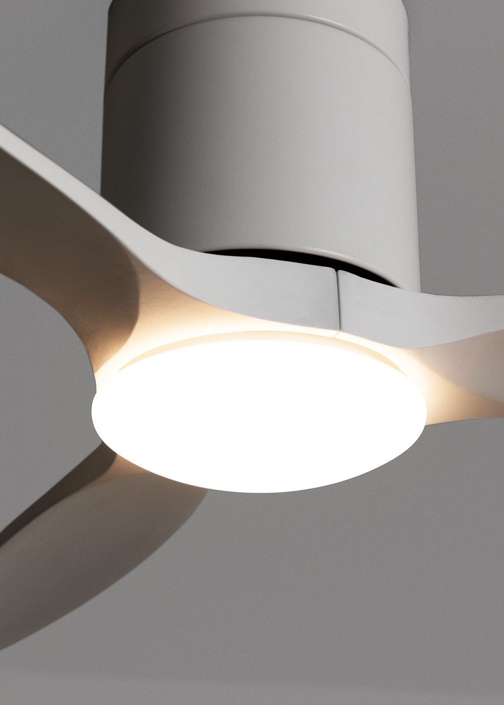 Primer plano de un ventilador de techo blanco moderno con luz LED integrada.