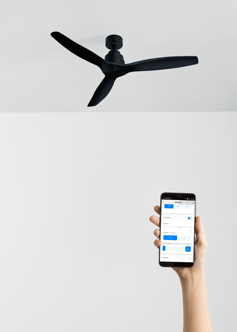 Ventilador de techo negro sobre un smartphone que controla una app de ventilador.