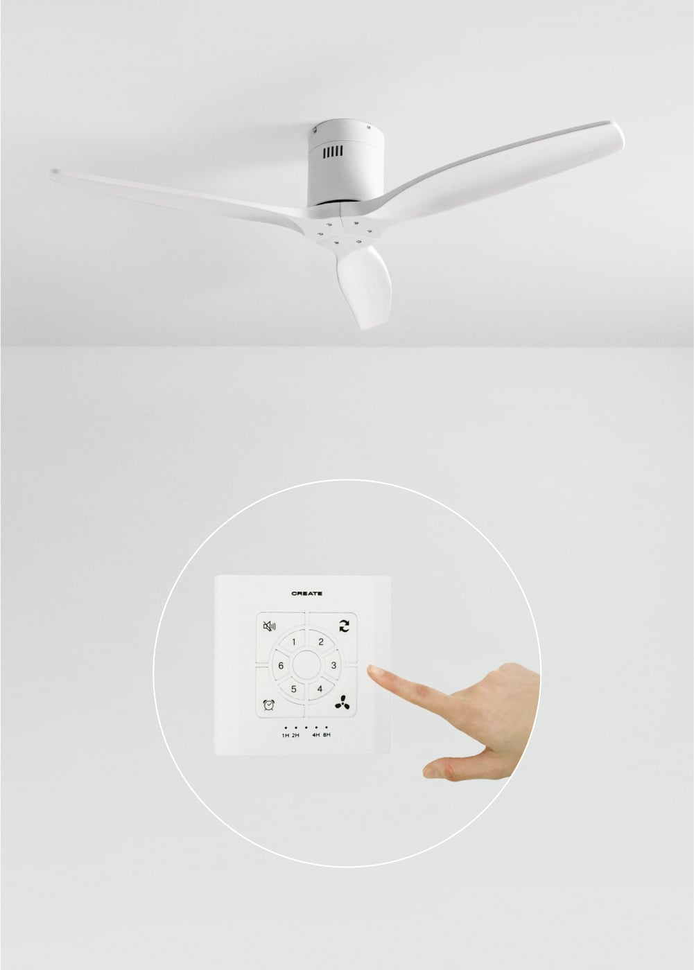 Un ventilador de techo blanco con tres aspas y un mando a distancia con botones.