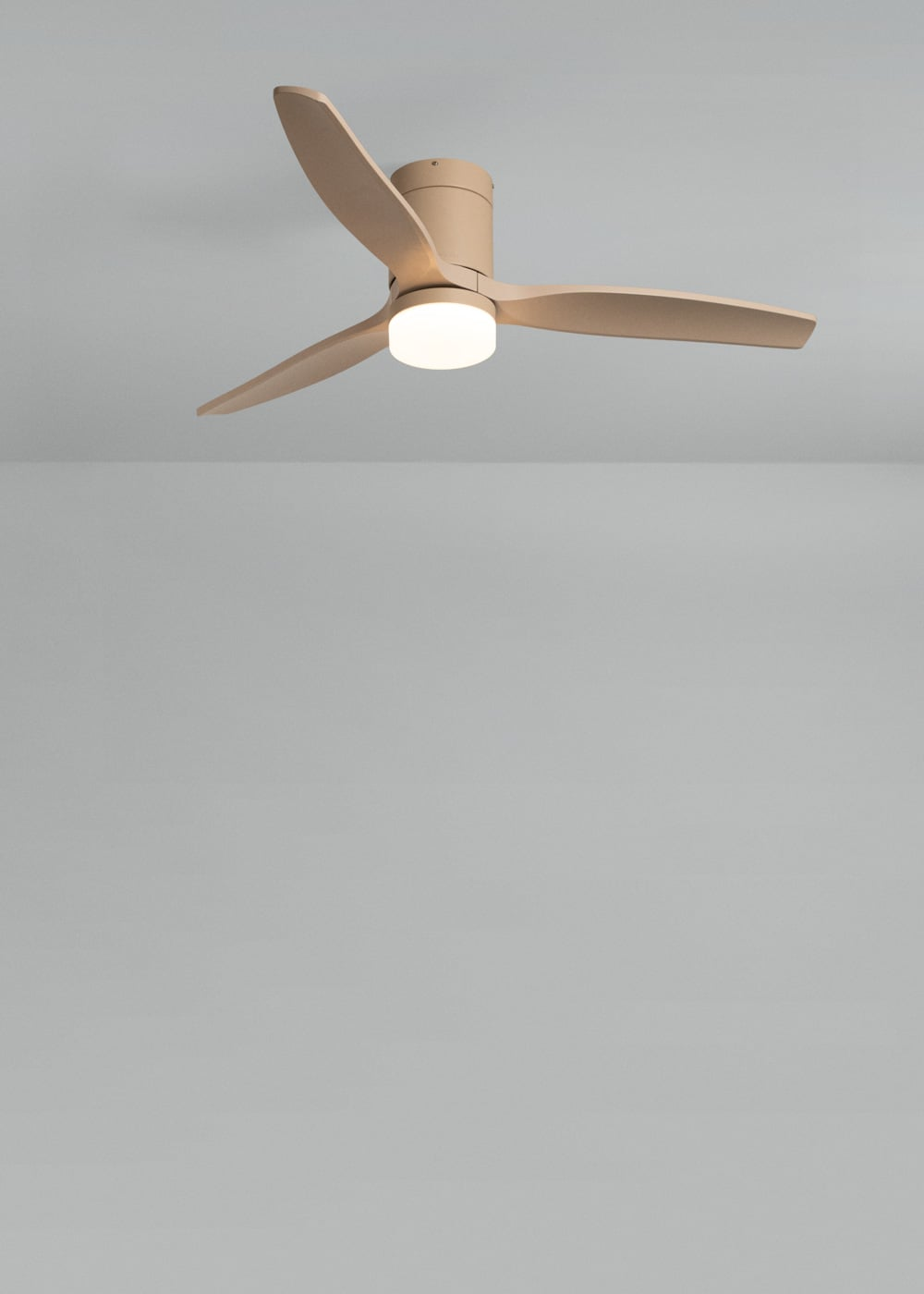 Un ventilador de techo beige con tres aspas y luz integrada.