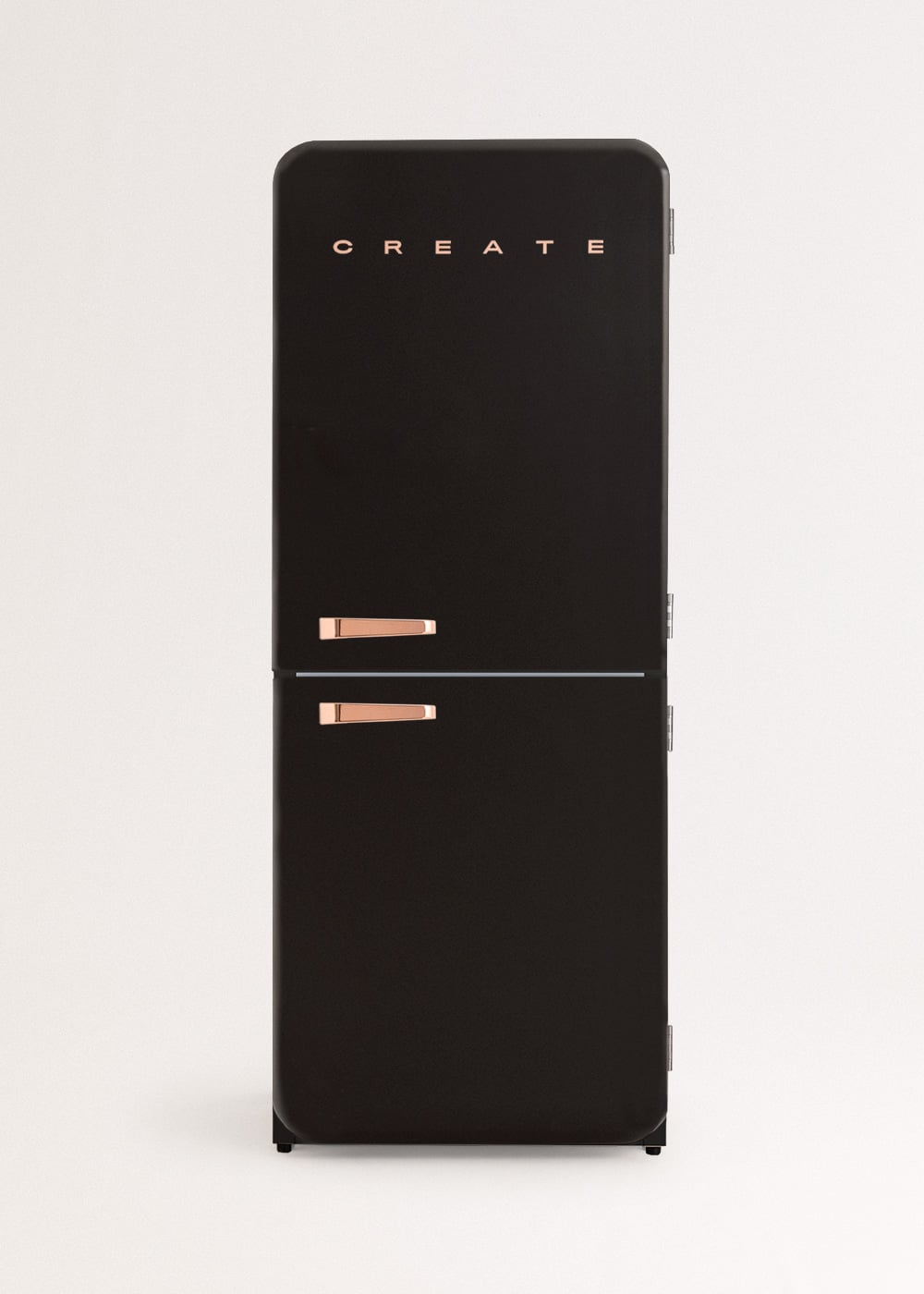 Un refrigerador negro con asas de oro rosa y la palabra CREATE.