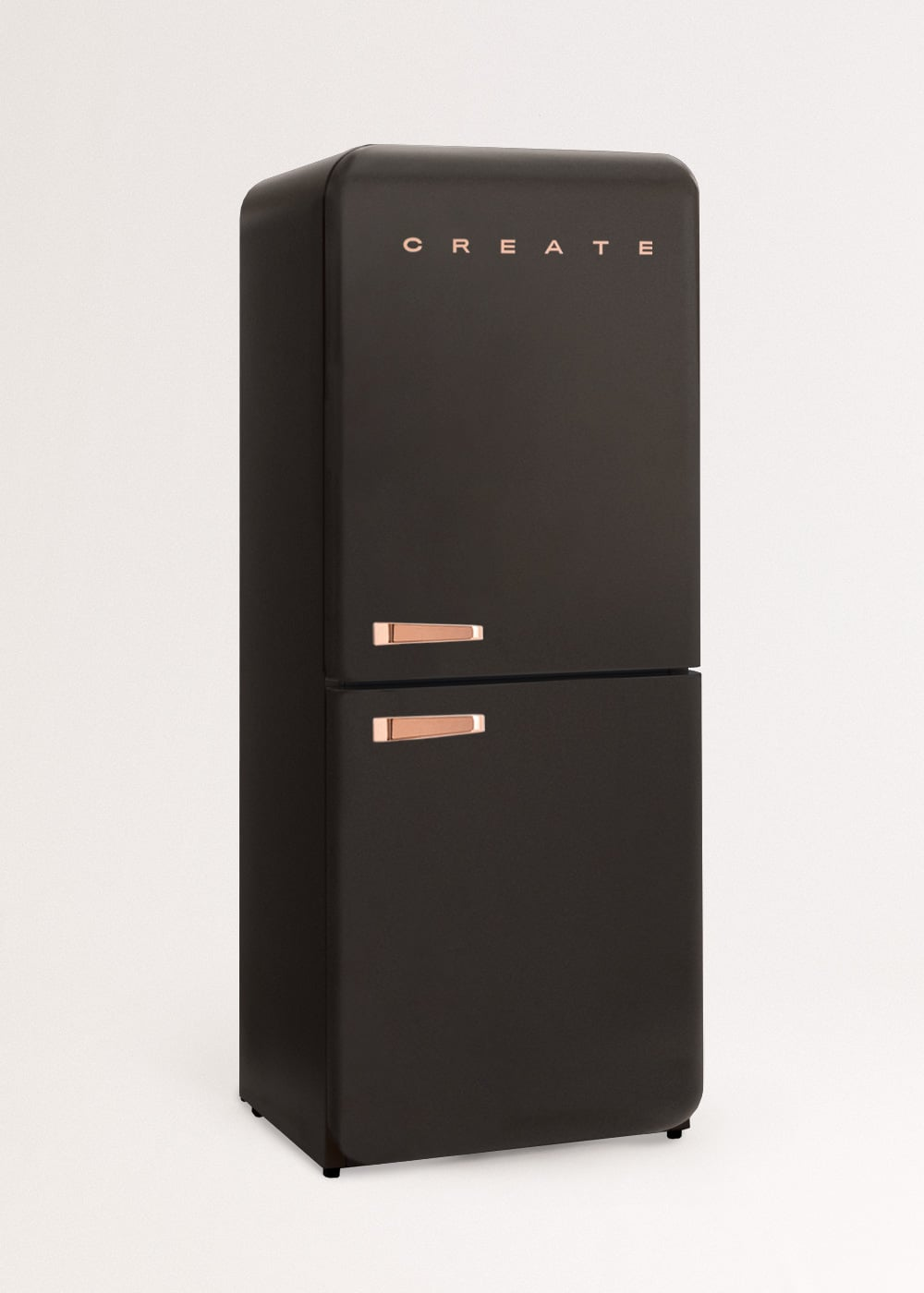 Un refrigerador oscuro con asas de cobre y la palabra CREATE.