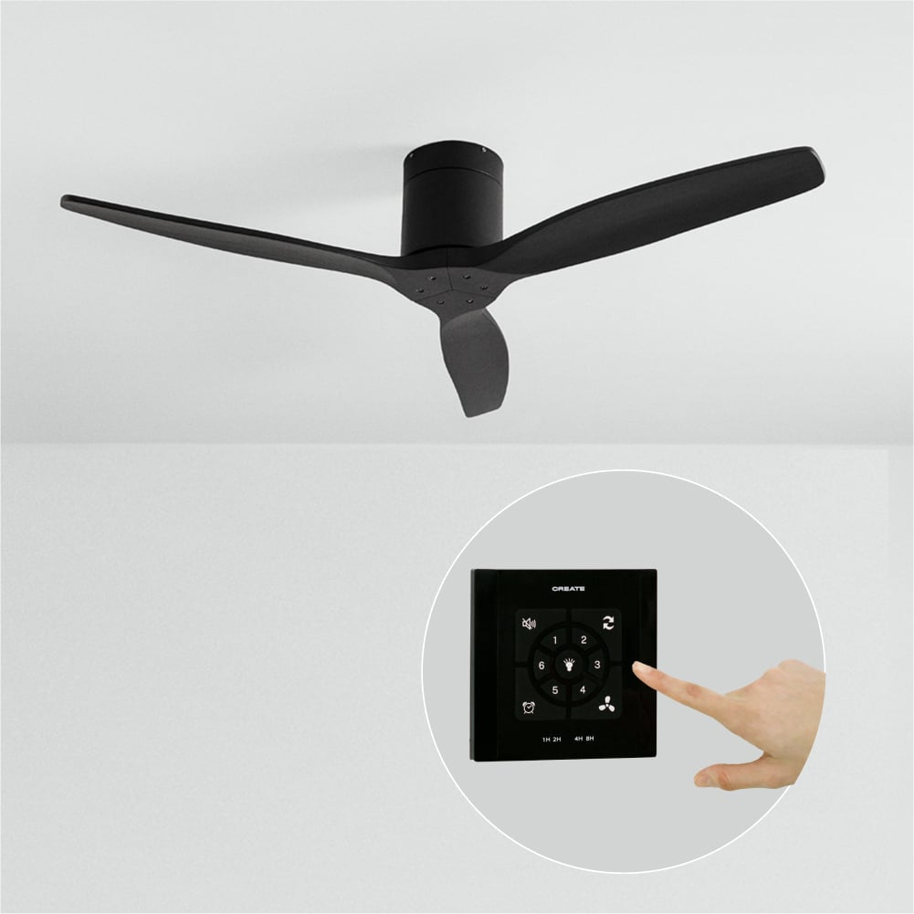 Un ventilador de techo negro con tres aspas y un mando a distancia.