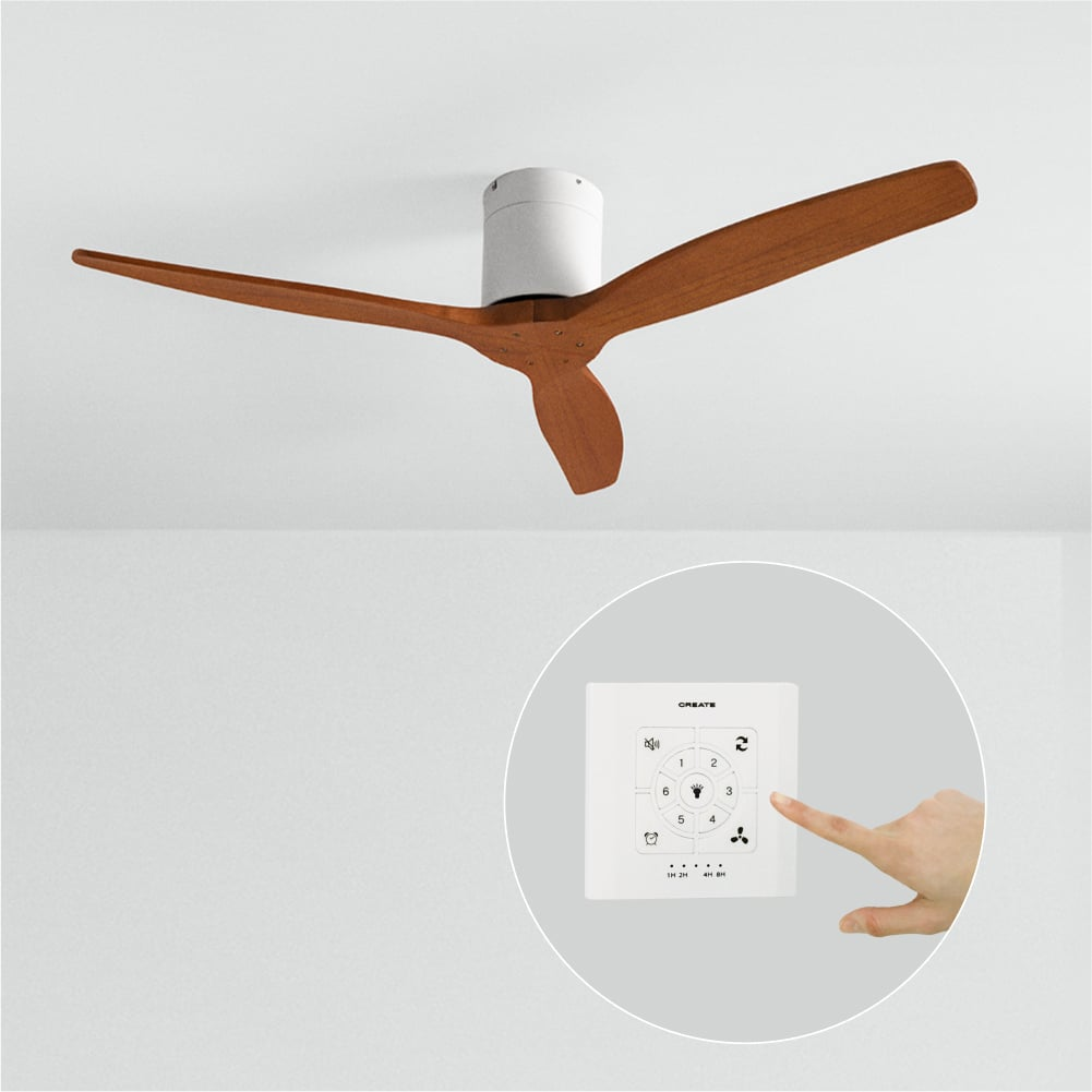 Un ventilador de techo con tres aspas de madera y un mando a distancia blanco.