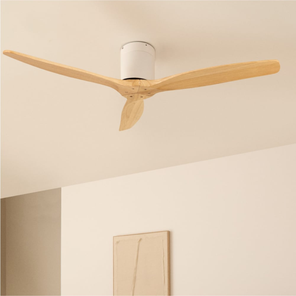 Un ventilador de techo moderno con tres aspas de madera y carcasa blanca.