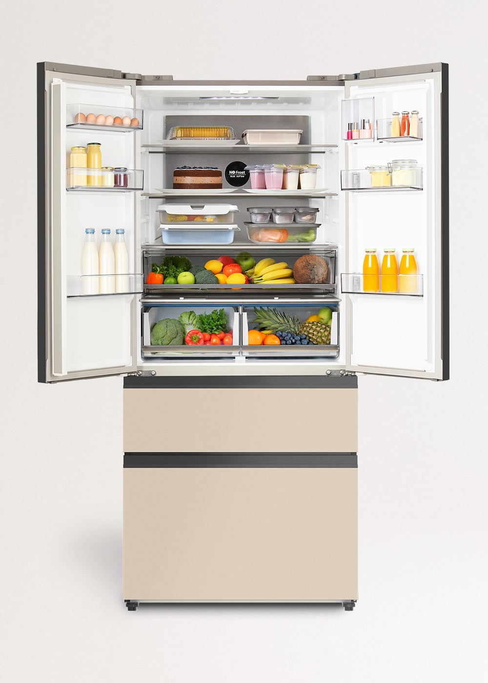 Un refrigerador abierto con alimentos como huevos, leche, pastel, verduras y frutas.