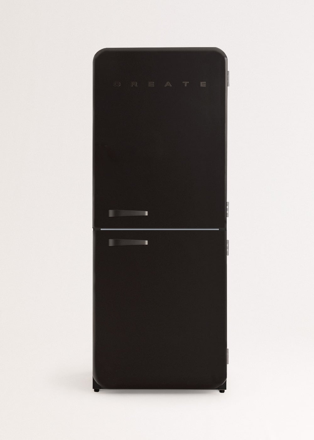Un refrigerador negro con asas plateadas y la palabra CREATE.