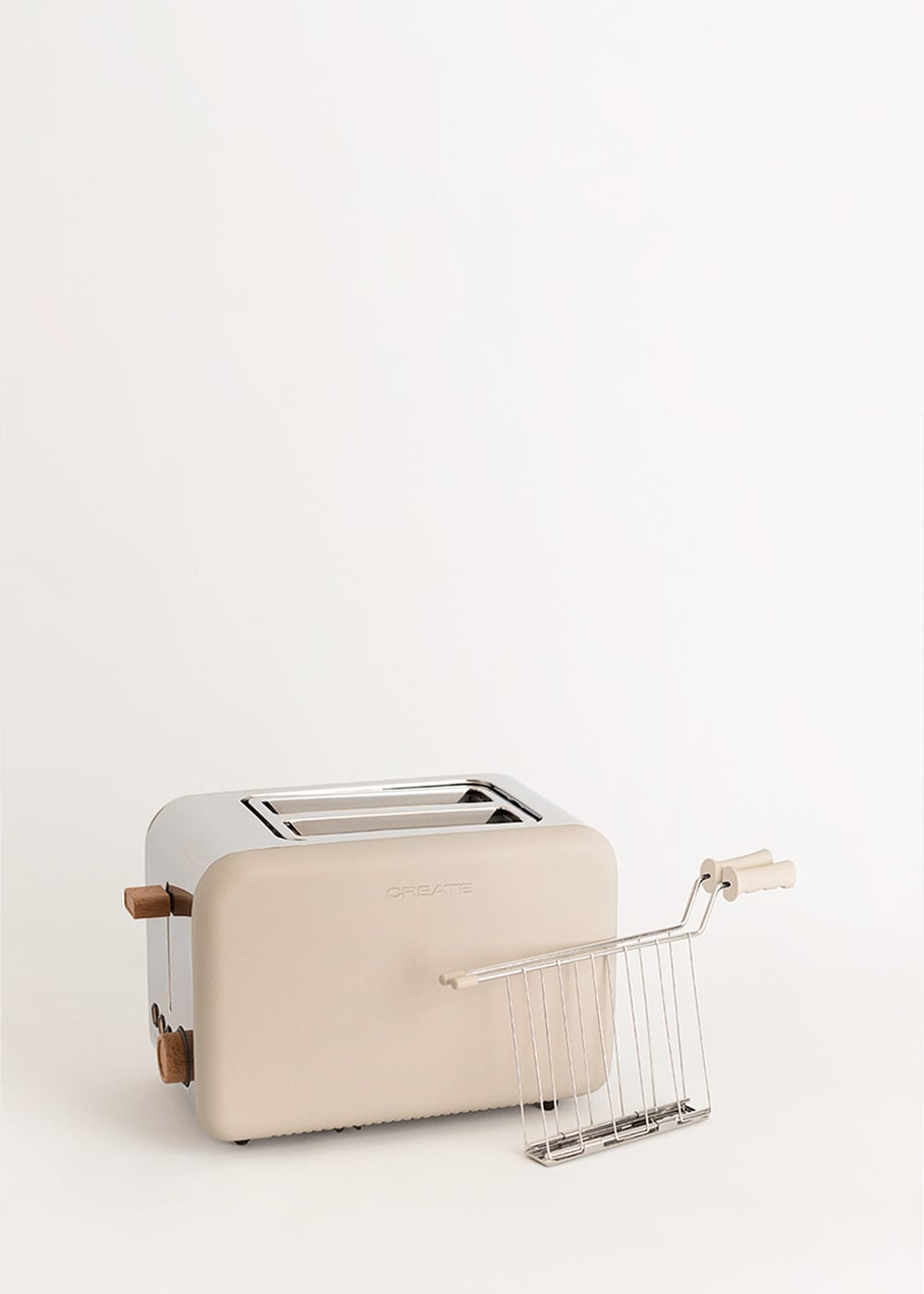Una tostadora beige con detalles de madera y una rejilla de alambre extraíble.