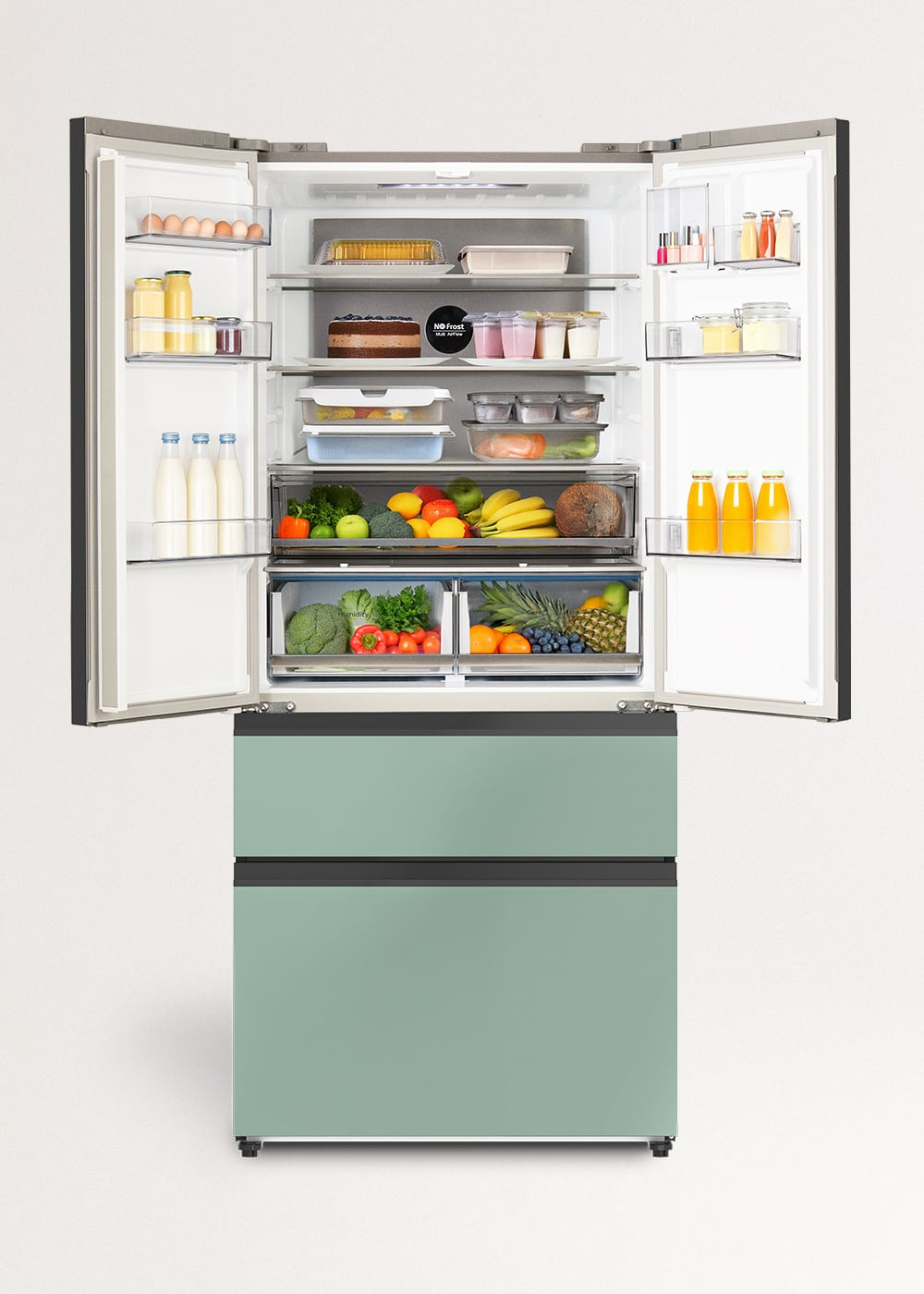 Refrigerador abierto con estantes llenos de comida: huevos, leche, frutas, verduras, pastel y bebidas.