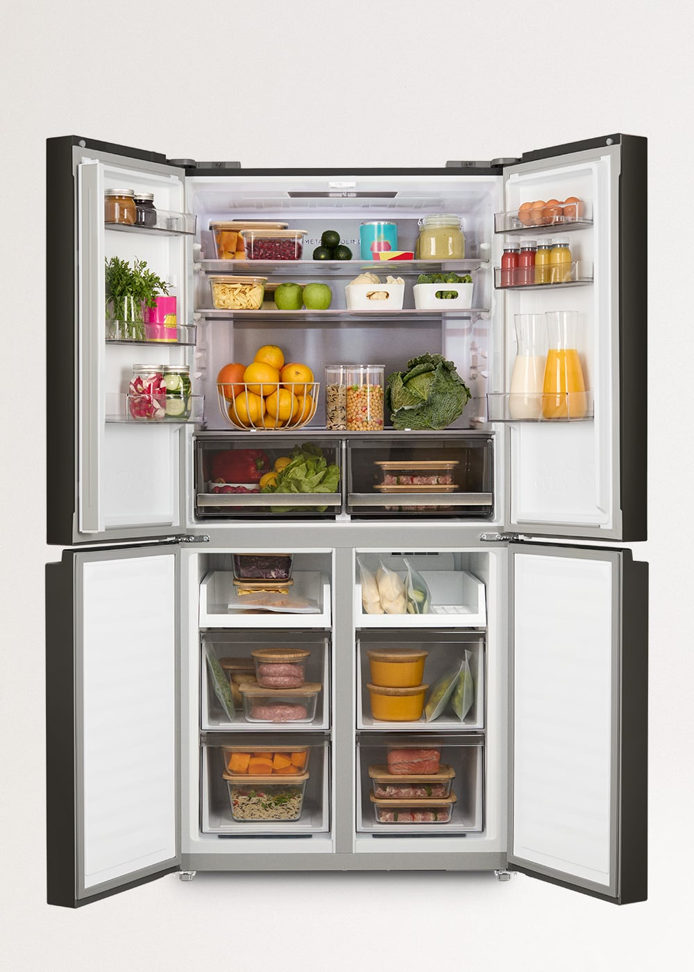 Un refrigerador abierto lleno de comida en varios estantes.
