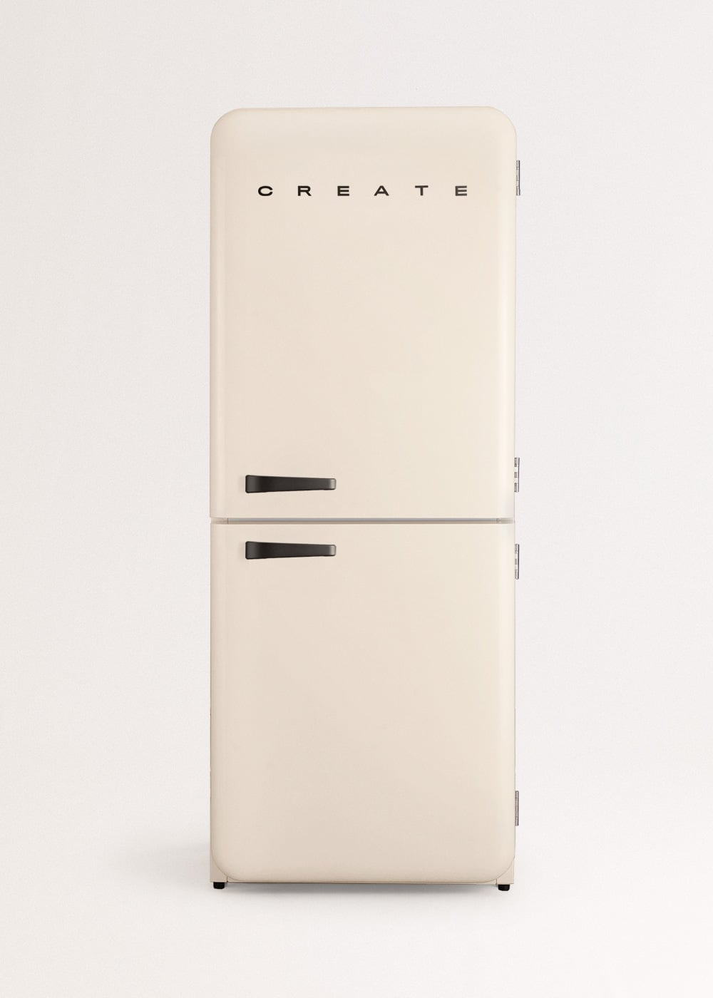 Un refrigerador color crema de dos puertas con tiradores negros. Arriba dice 'CREATE'.