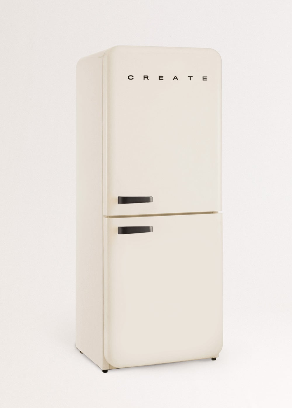 Un refrigerador color crema con la inscripción negra "CREATE" y tiradores.