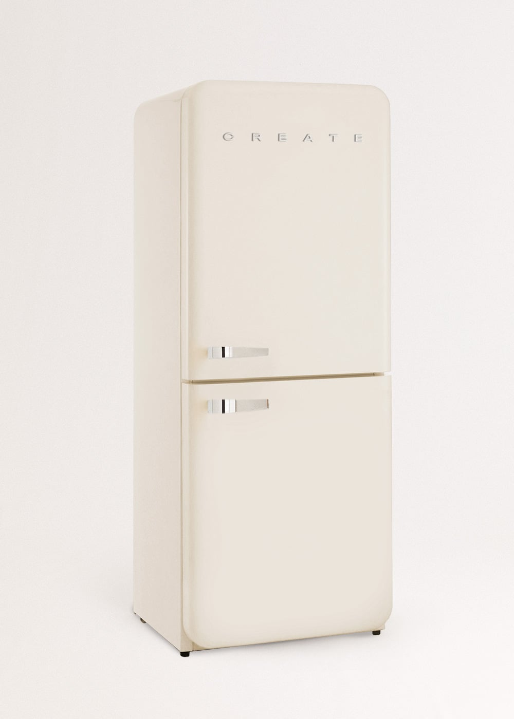 Un refrigerador color crema, estilo retro, con dos puertas y tiradores plateados.