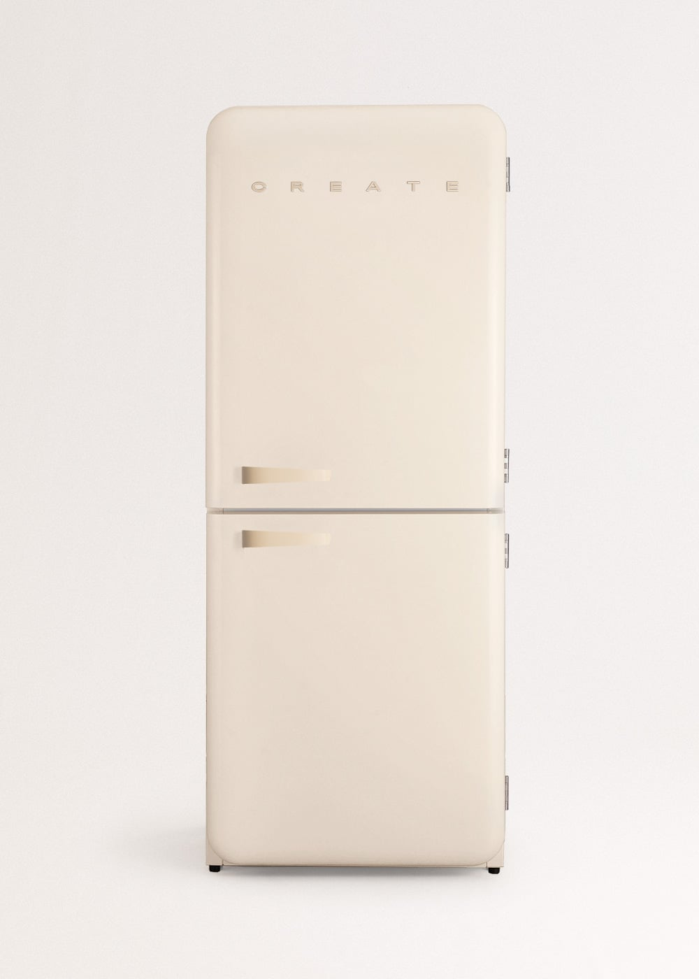 Un refrigerador color crema de dos puertas con la palabra CREATE.