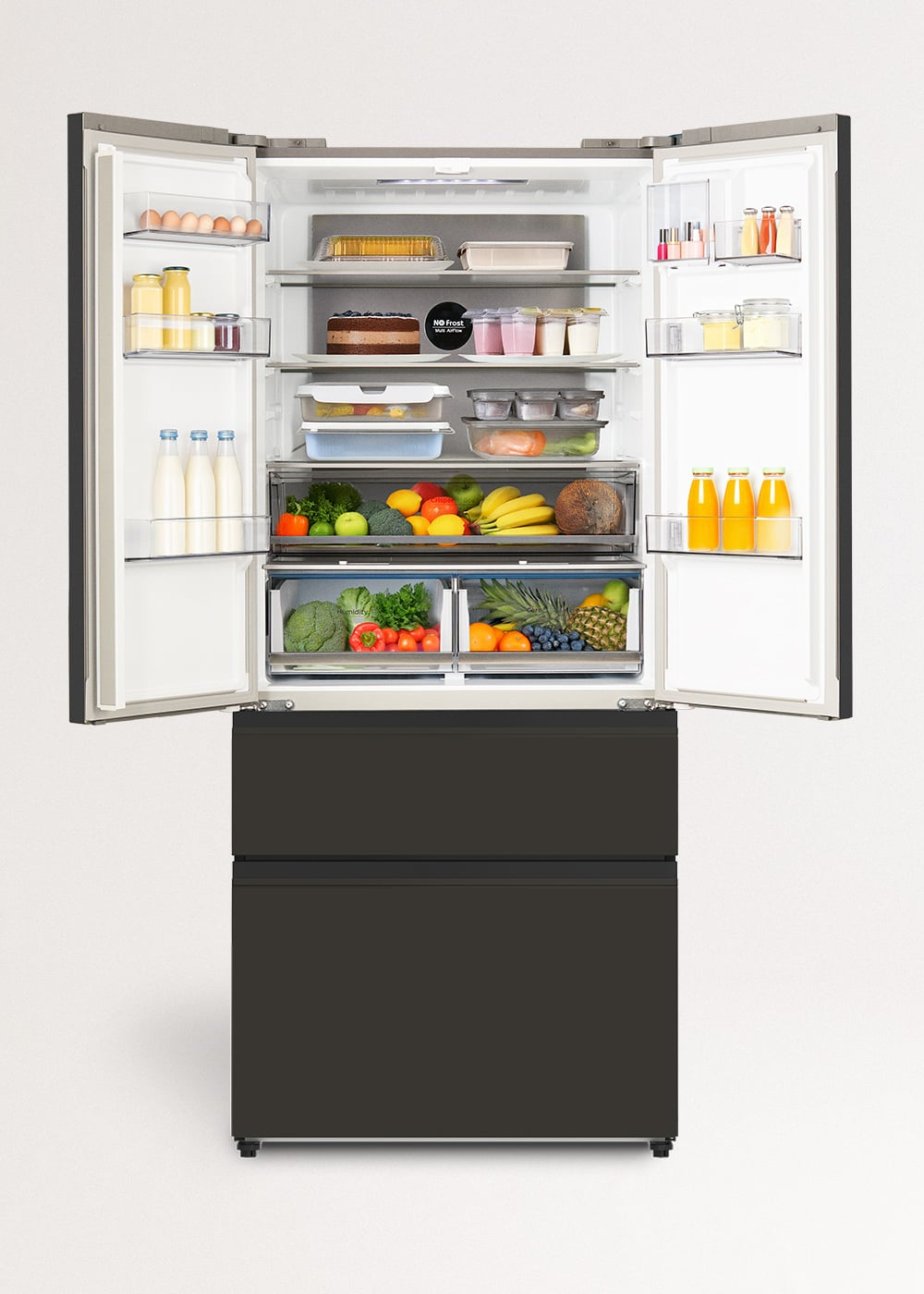 Un refrigerador abierto con alimentos: huevos, pastel, frutas, verduras, leche y bebidas.