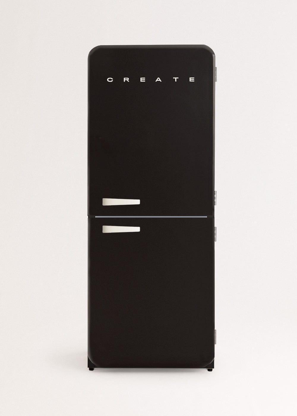 Un refrigerador negro con tiradores blancos y la palabra CREATE.