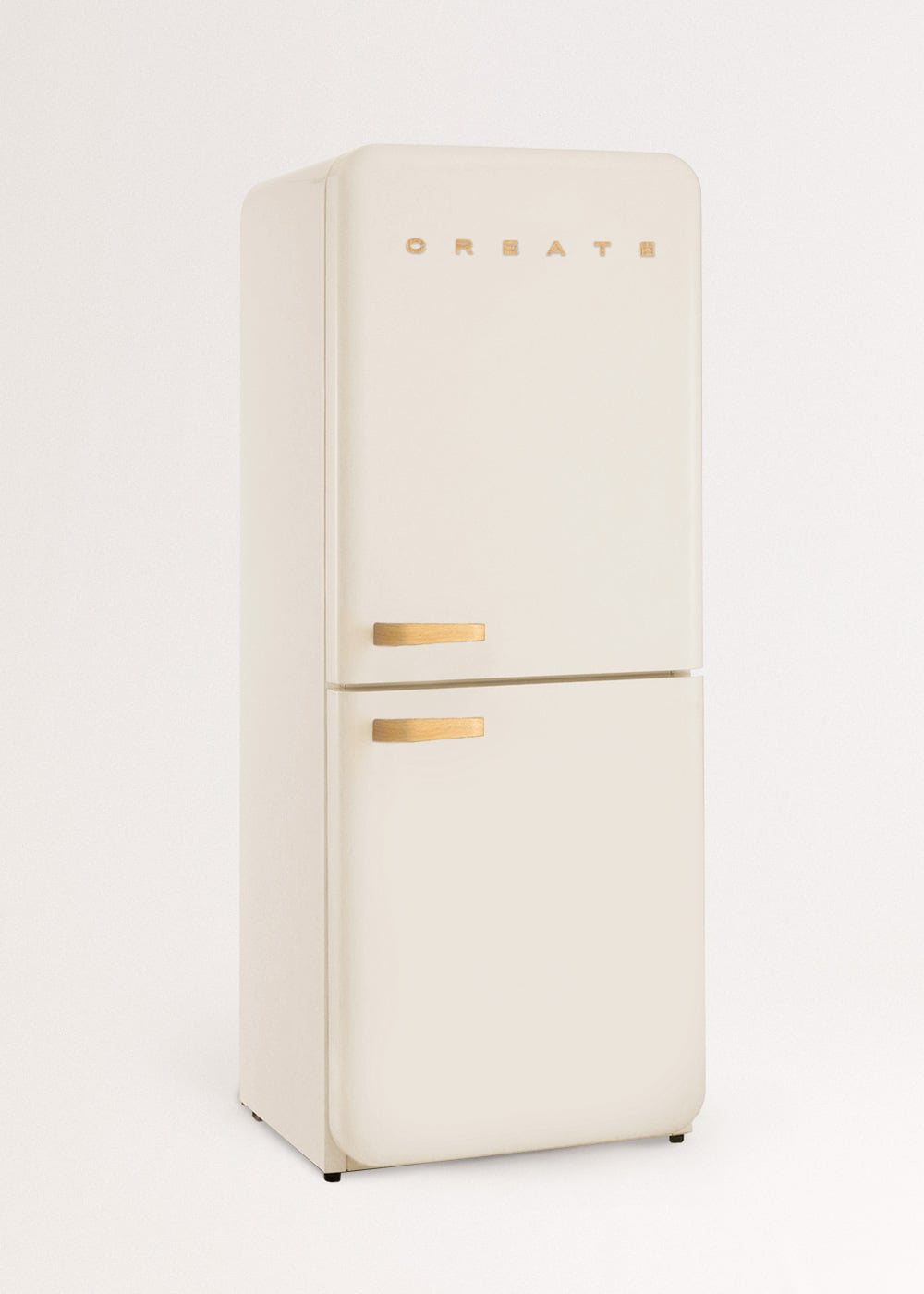 Un refrigerador color crema con tiradores de madera y la palabra CREATE.
