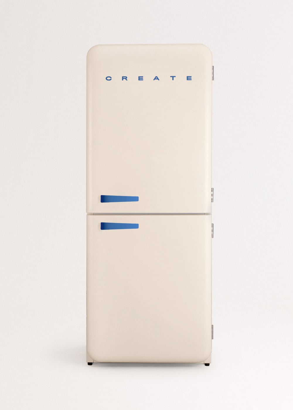 Un refrigerador color crema con acentos azules, que muestra la palabra CREATE.