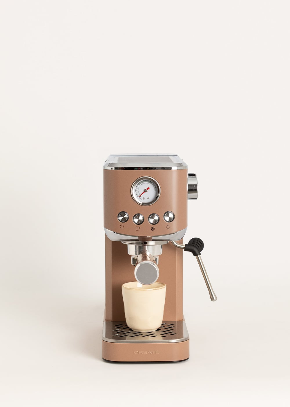 Una cafetera espresso marrón con una taza y un manómetro.