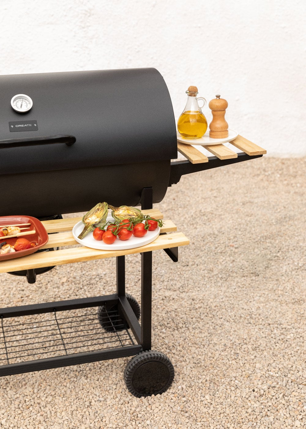 Una parrilla negra con comida, aceite y especias a su lado.