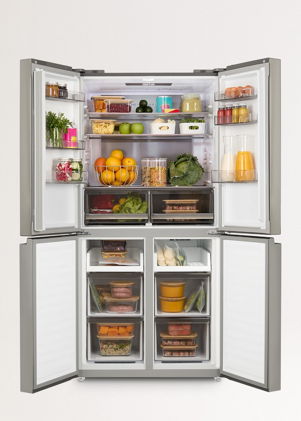 Un refrigerador abierto lleno de comida, frutas, verduras y recipientes.