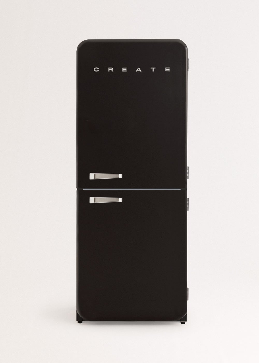 Un refrigerador negro con asas plateadas y la palabra CREATE.