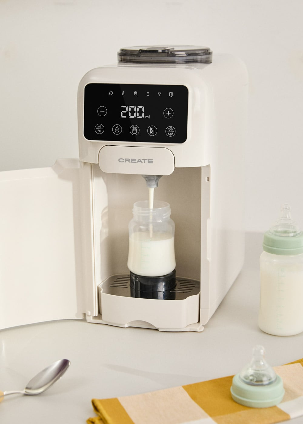 Un calentador de biberones blanco con pantalla que muestra 200ml.
