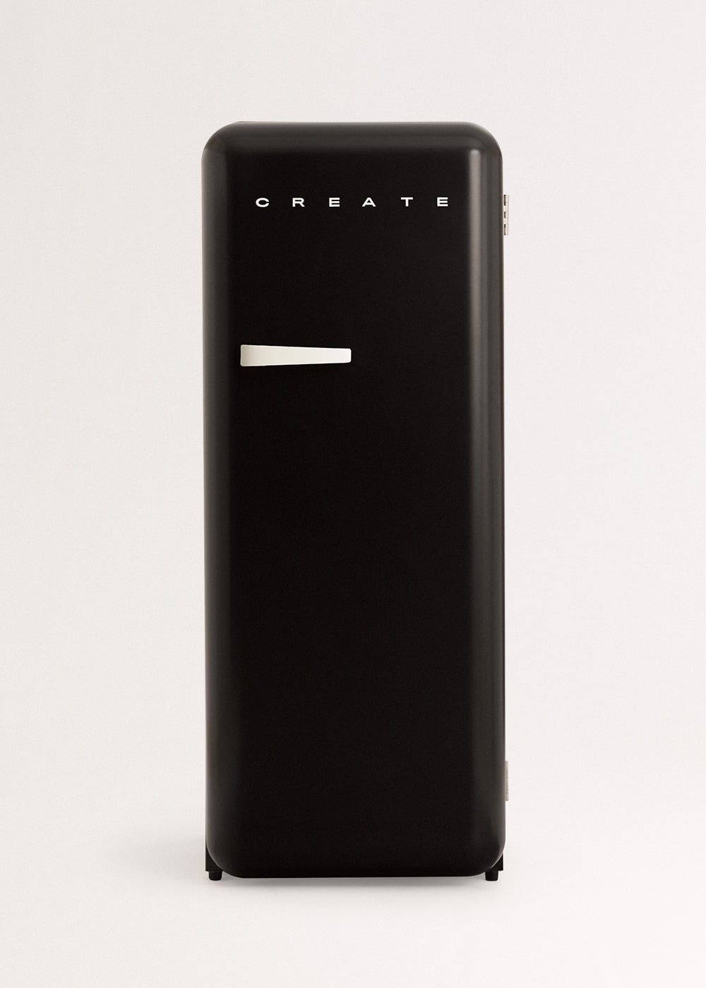 Un refrigerador negro con la palabra CREATE en mayúsculas encima.