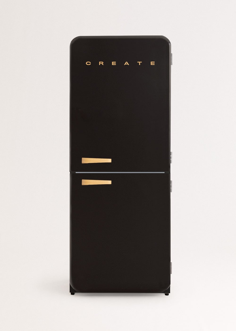 Un refrigerador negro con tiradores dorados y la palabra CREATE.