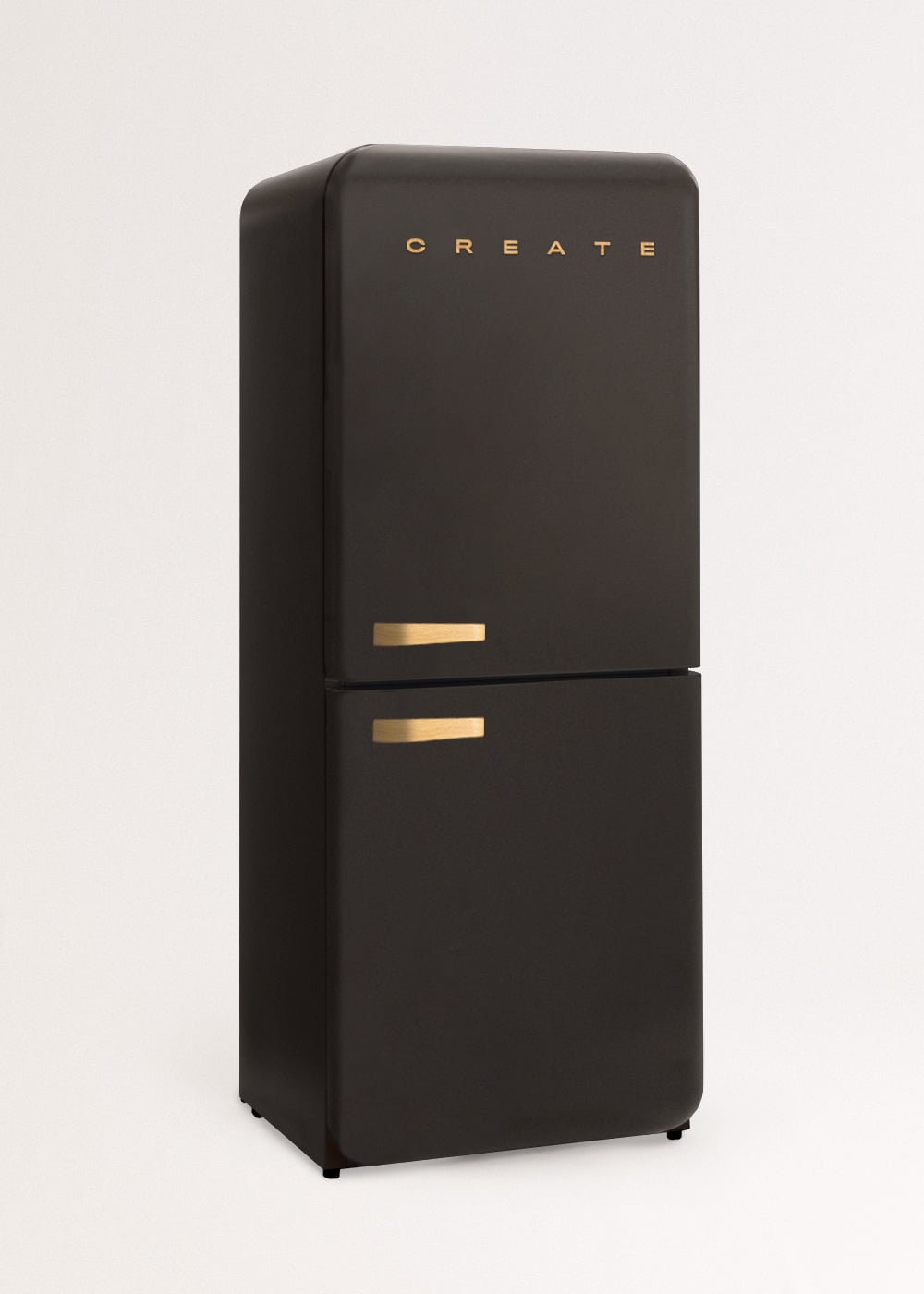 Un refrigerador negro con tiradores dorados y la palabra "CREATE" en dorado.