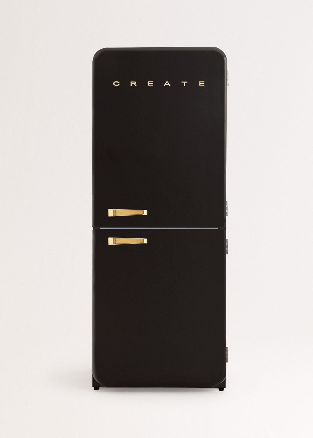 Un refrigerador negro con asas doradas, que muestra la palabra CREATE.